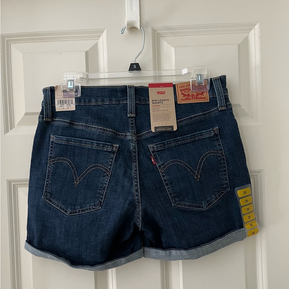 NWT Women’s Levis Mid Length Hypersoft Shorts Medium Wash Womens Size 8 stretch